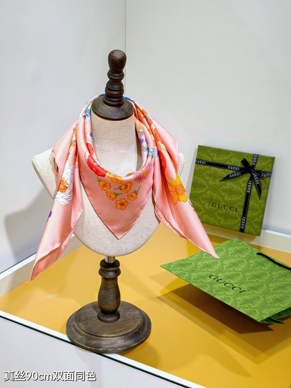 Gucci silk scarf hm13